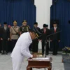 Pj Gubernur Jawa Barat, Bey Triadi Machmudin, saat melantik Pj Wali Kota Bogor, Hery Antasari, di Gedung Sate, Sabtu (20/4).