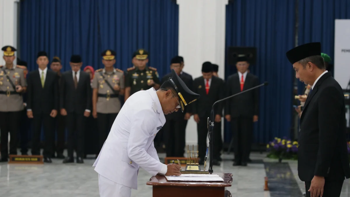 Pj Gubernur Jawa Barat, Bey Triadi Machmudin, saat melantik Pj Wali Kota Bogor, Hery Antasari, di Gedung Sate, Sabtu (20/4).