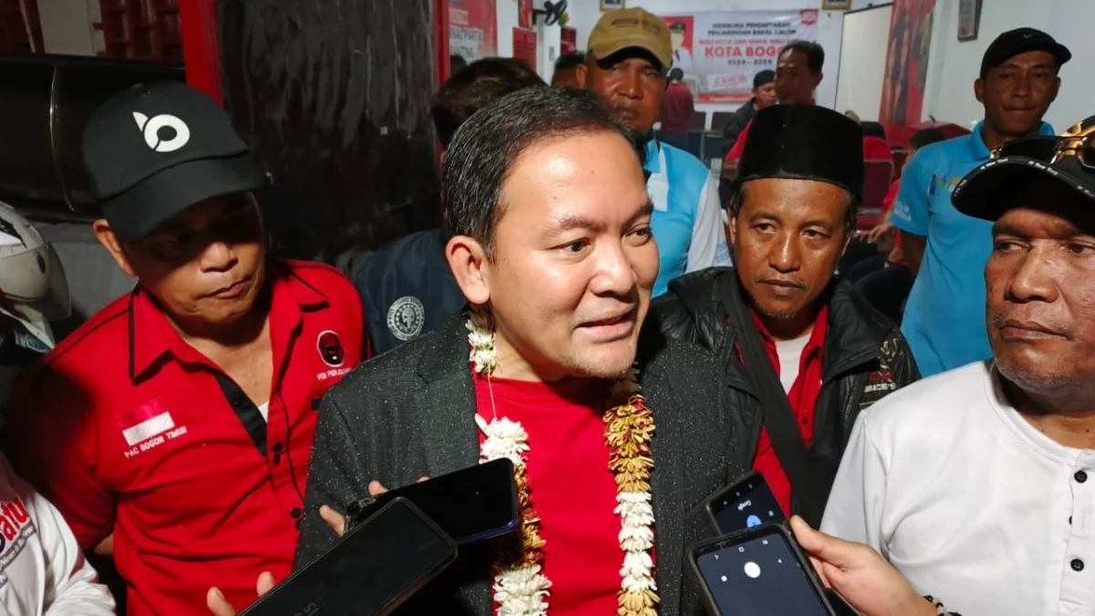Dokter Rayendra usai daftar penjaringan Bacawalkot Bogor di Sekretariat DPC PDI Perjuangan Kota Bogor, Sabtu (20/4) malam.