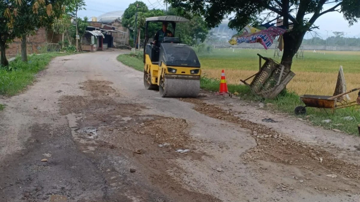 DPUTR Kabupaten Bandung mulai turun tangan melakukan pemadatan jalan menuju Stasiun KCIC Tegalluar Whoosh, yang kondisinya rusak berat di wilayah Desa Cibiruhilir, Kecamatan Cileunyi, Kabupaten Bandung. (Kades Cibiruhilir, Dadang Silahudin for Jabar Ekspres)