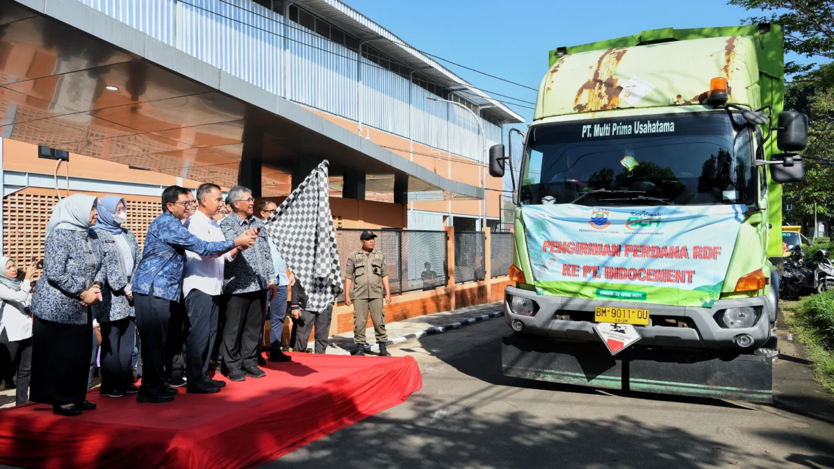 Penjabat Gubernur Jawa Barat Bey Machmudin memperingati Hari Bumi dirangkaikan dengan pengiriman perdana refuse derived fuel (RDF) hasil pengolahan sampah TPST Santiong di Kelurahan Cipageran, Kecamatan Cimahi Utara, Kota Cimahi, Senin (22/4/2024)/ Dok. Humas Jabar