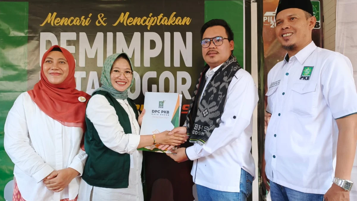Ketua DPC PKB Kota Bogor, Dewi Fatimah saat menyerahkan Formulir Pendaftaran Penjaringan Bacawalkot Bogor kepada Muhammad Restu Kusuma, Senin (29/4). (Yudha Prananda / Jabar Ekspres)