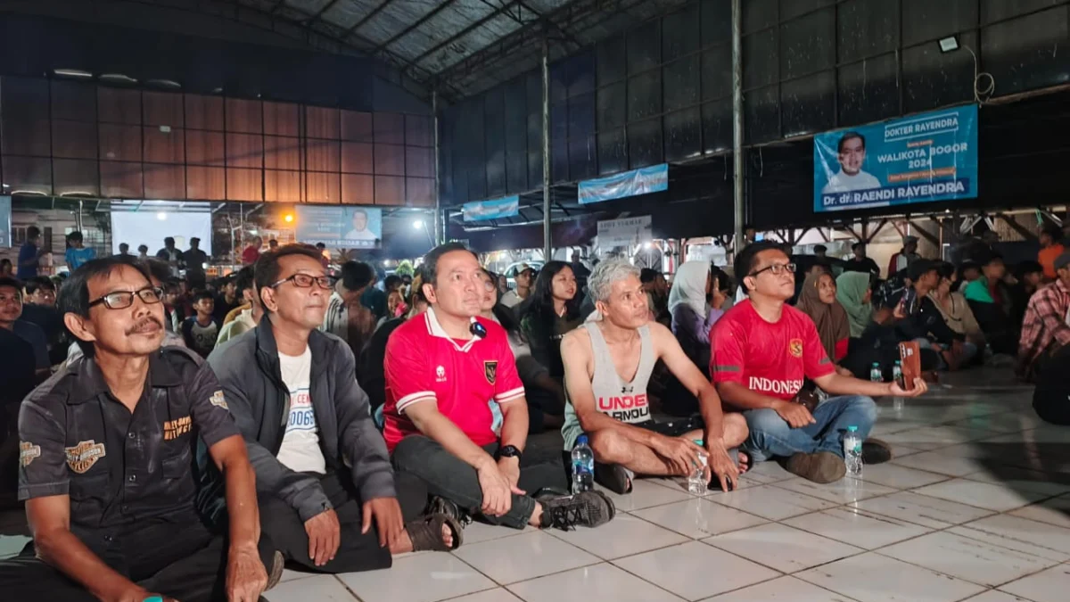 Bacawalkot Bogor, Dokter Rayendra (Ketiga Kiri) saat nobar pertadingan Semi Final AFC U-23 bersama lapisan masyarakat di wilayah Kecamatan Bogor Utara, (29/4) Malam. (Yudha Prananda / Jabar Ekspres)
