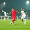 Pemain Timnas Indonesia U-23, Witan Sulaeman, menguasai bola saat laga uji coba melawan Arab Saudi di Dubai, Uni Emirat Arab, Jumat (5/4/2024) malam. (ANTARA/HO-PSSI)