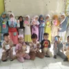 Siswa SD Negeri 1 Banjar memegang celengan. Mereka menyisihkan uang jajan untuk menabung dan hasilnya dinfakkan. (Cecep Herdi/Jabar Ekspres)