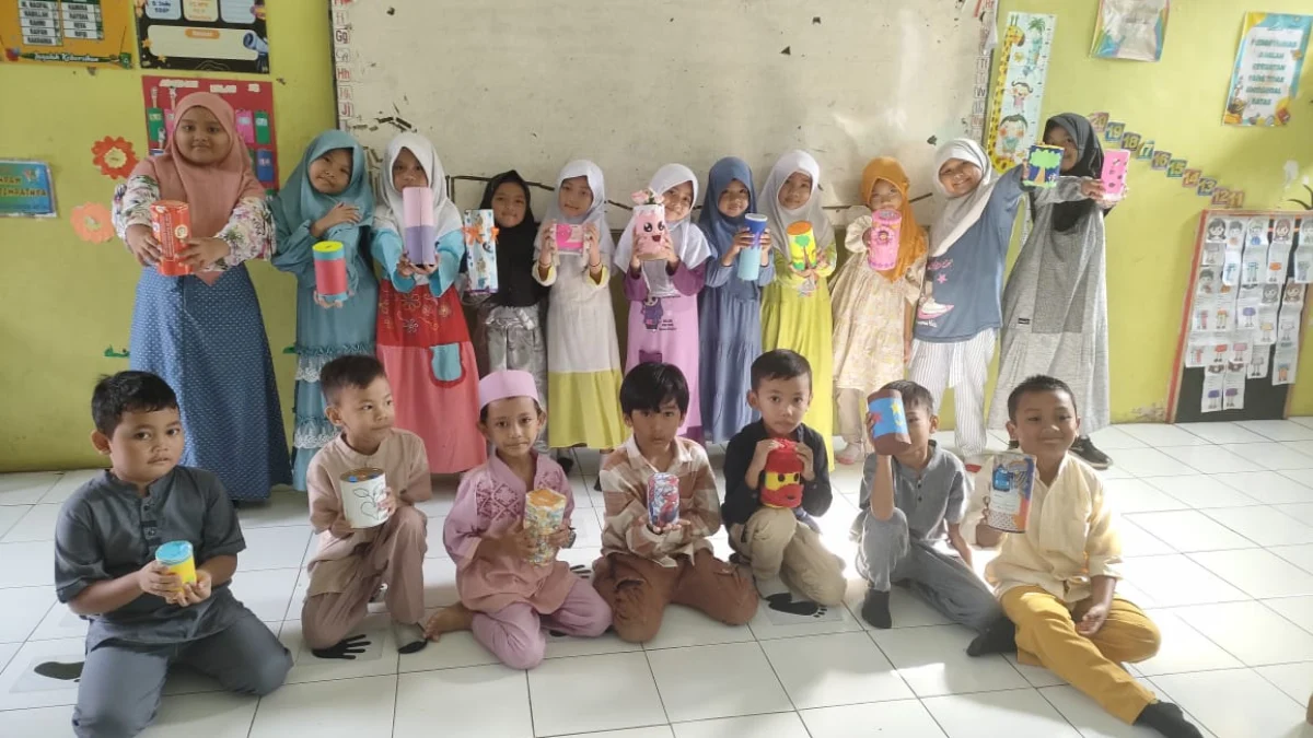 Siswa SD Negeri 1 Banjar memegang celengan. Mereka menyisihkan uang jajan untuk menabung dan hasilnya dinfakkan. (Cecep Herdi/Jabar Ekspres)