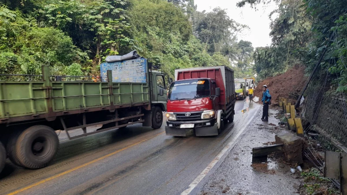 Lumpuh Selama 14 Jam Akibat Longsor, Ruas Jalan Sukabumi-Bogor Kini Sudah Bisa Dilalui Kondisi jalan Sukabumi-Bogor yang tertutup longsor sudah bisa dilalui kendaraan, riki achmad/jabar ekspres