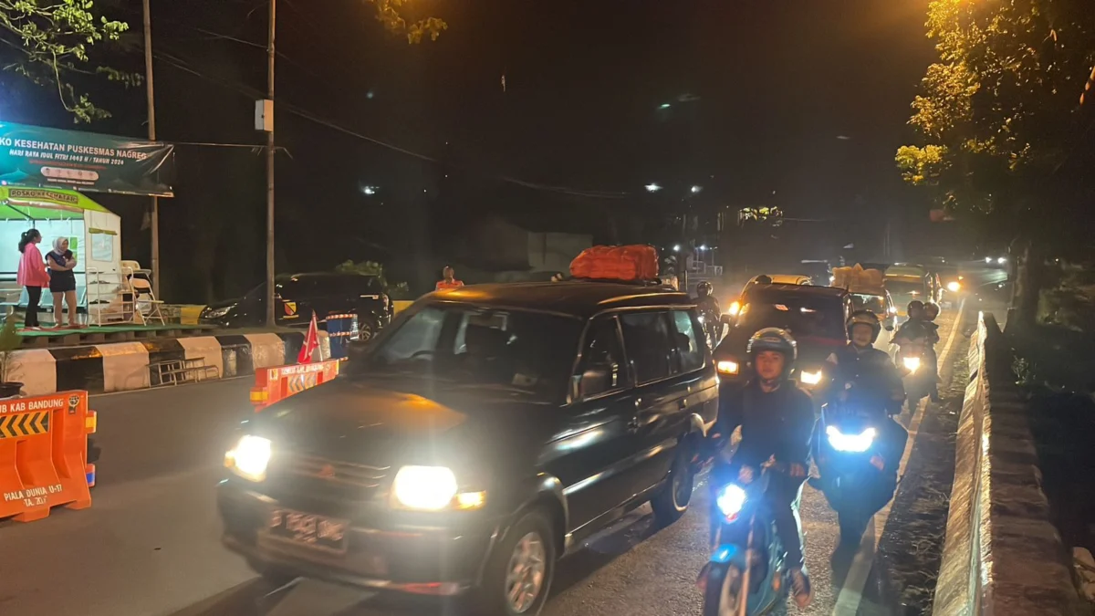 Kondisi arus lalu lintas di Jalur Nagreg tepatnya di Cikaledong Nagreg. Foto Agi Jabar Ekspres
