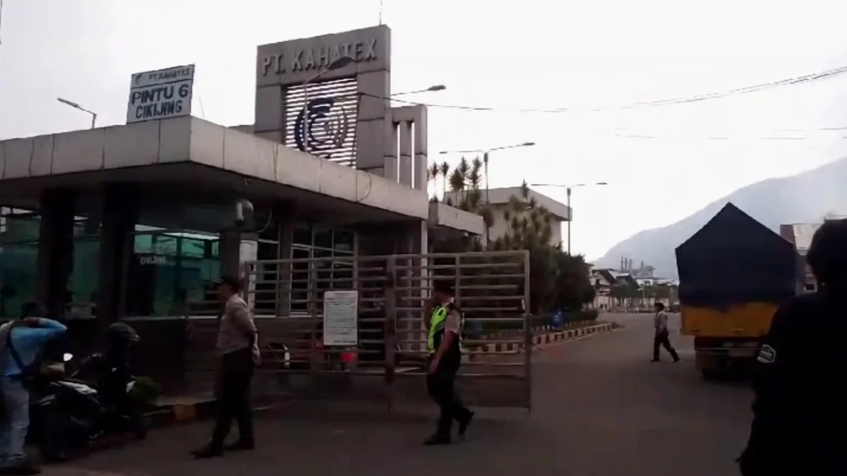 Foto gerbang depan pintu nomor 6 Pabrik Tekstil PT Kahatex, wilayah Kecamatan Jatinangor-Cimanggung, Kabupaten Sumedang. (Yanuar/Jabar Ekspres)