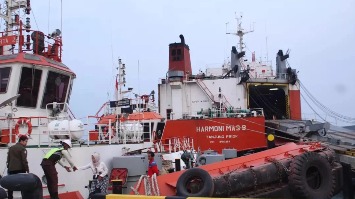 Aktivitas di Pelabuhan Patimban, Subang. Sebagai salah satu infrastruktur transportasi laut di Jabar.