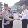Kapolres Banjar AKBP Danny Yulianto memberikan penghargaan kepada satu dari 18 anggotanya yang berprestasi, di halaman Mapolres Banjar, Senin 22 April 2024. (Cecep Herdi/Jabar Ekspres)