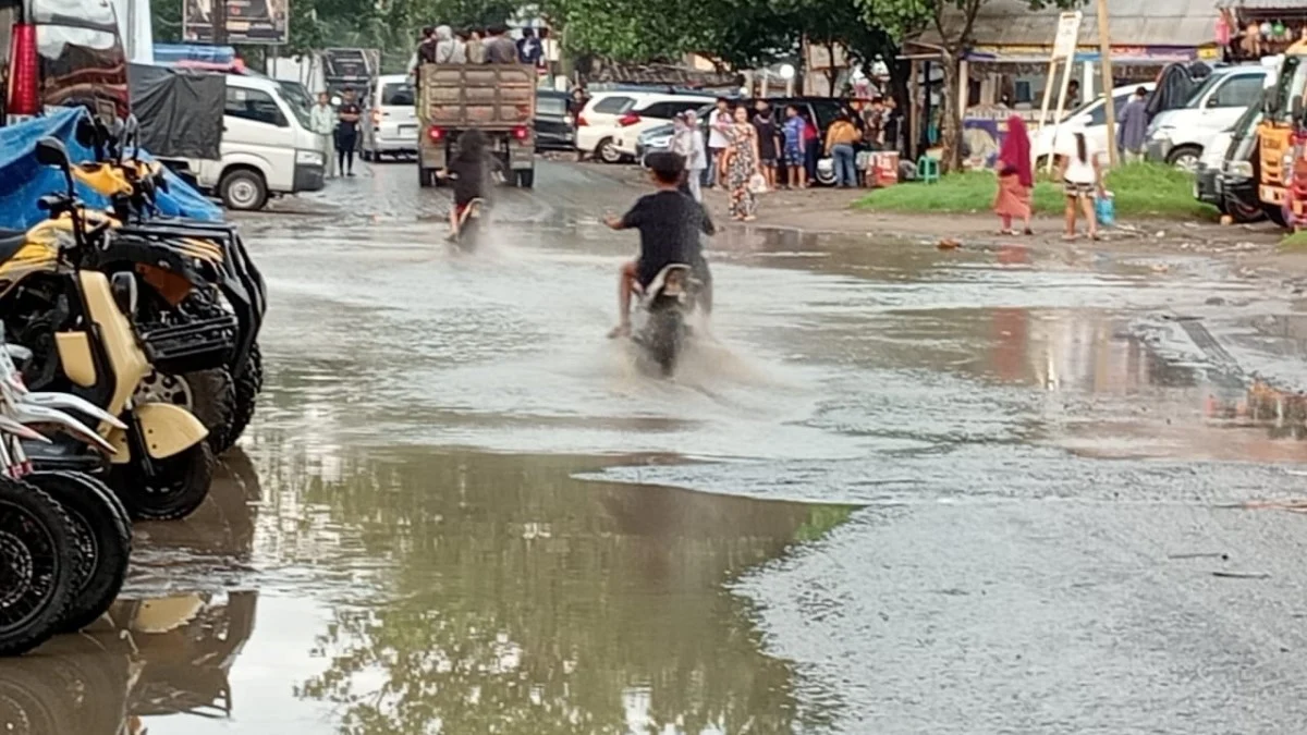 Jalan becek di kawasan dalam wisata Pantai Pangandaran.