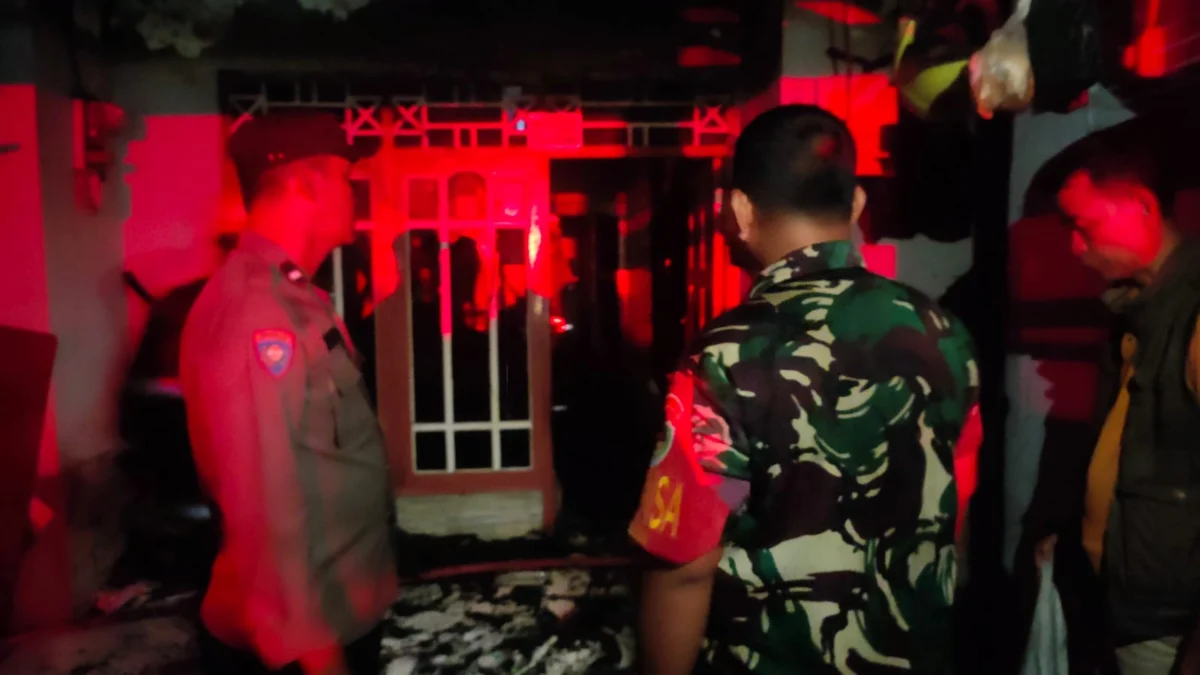 Petugas saat mendatangi lokasi kebakaran. Foto : dok Polsek Cibinong