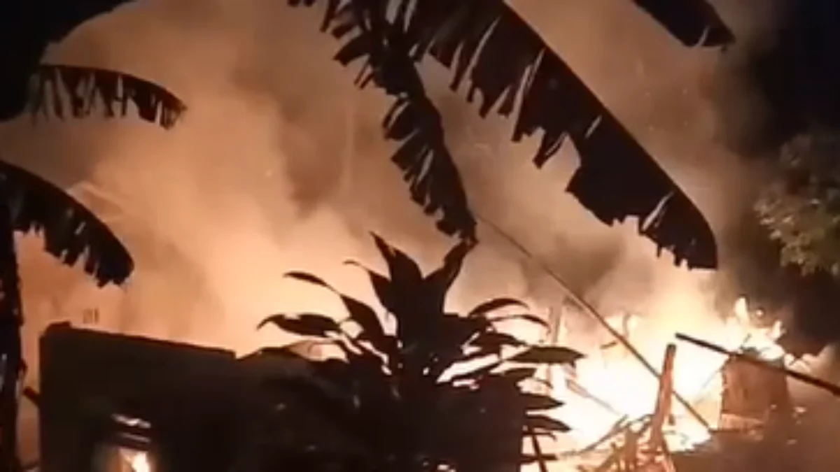 Disambar Petir, Rumah di Cireundeu Peuntas Sukabumi Terbakar Satu unit rumah warga terbakar akibat sambaran petir di Kampung Cireundeu Peuntas RT 03 RW 06, Desa Girijaya, Kecamatan Nagrak, Kabupaten Sukabumi, Kamis (25/4) malam.