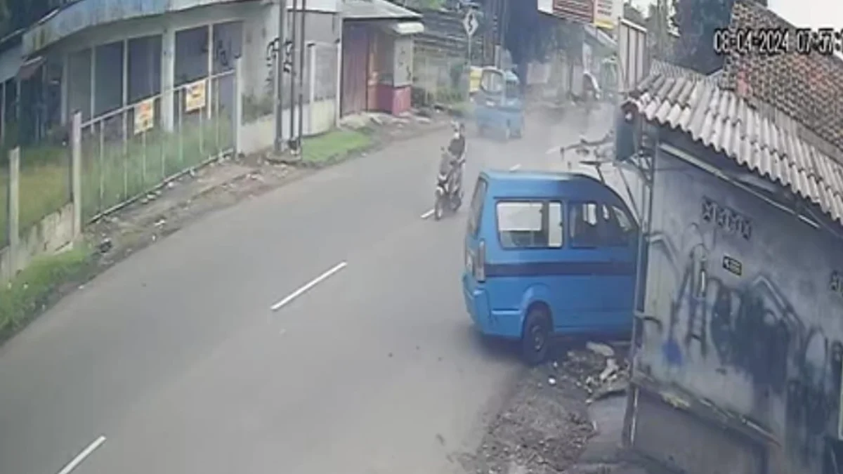 Angkot Hilang Kendali Tabrak Motor dan Bangunan Rumah di Bogor, Korban Dilarikan ke Rumah Sakit Kecelakaan melibatkan fotografer Radar Bogor/
