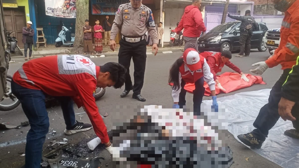 Laka lantas terjadi di area Jalan Raya Cibaduyut, tepatnya depan bangunan rumah toko (ruko) di wilayah Kelurahan Cibaduyut Wetan, Kecamayan Bojong Loa Kidul, Kota Bandung pada Rabu, 10 April 2024. (DOk: Kanit Gakkum Satlantas Polrestabes Bandung, AKP Arif Saepul Haris for Jabar Ekspres)