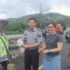 Kepala Lapas Banjar Amico Balalembang (dua kiri) membagikan takjil gratis kepada salah satu juru parkir di Jembatan Dobo, Kota Banjar, Selasa 2 Maret 2024. (istimewa)