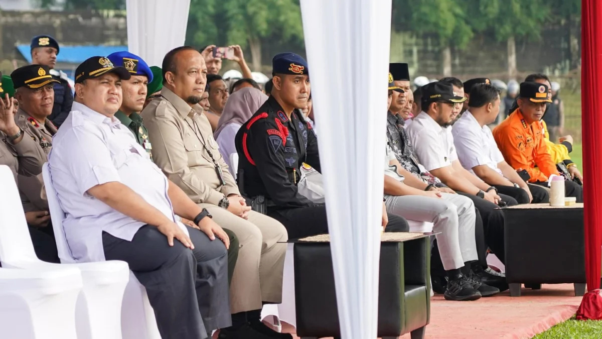 Ketua DPRD Kota Bogor, Atang Trisnanto (Kiri) saat mengikuti apel gelar pasukan Operasi Ketupat Lodaya, Rabu (3/4). (Yudha Prananda / Jabar Ekspres)