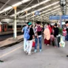 Anggota Komunitas Edan Sepur turut menertibkan penumpang di Stasiun Bandung, Senin (8/4)