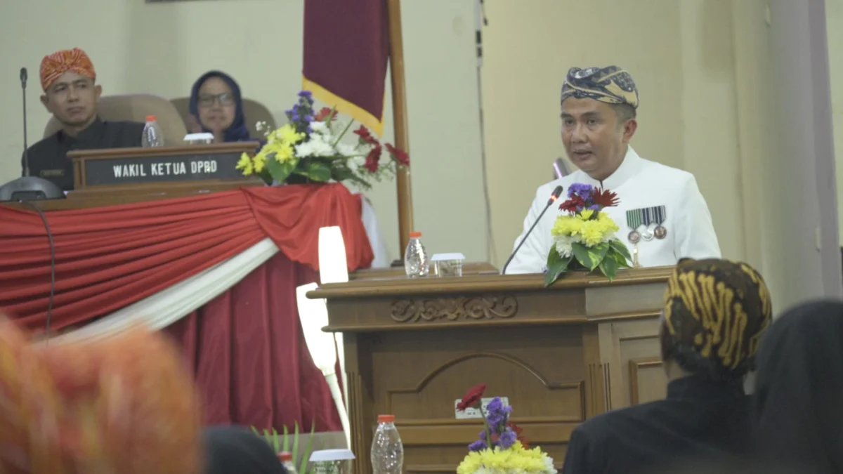 Pj Gubernur Jabar, Bey Machmudin saat memberikan sambutan pada paripurna istimewa memperingati Hari Jadi Kota Banjar ke-21 Rabu 21 Februari 2024 di ruang Singaperbangsa DPRD Kota Banjar.