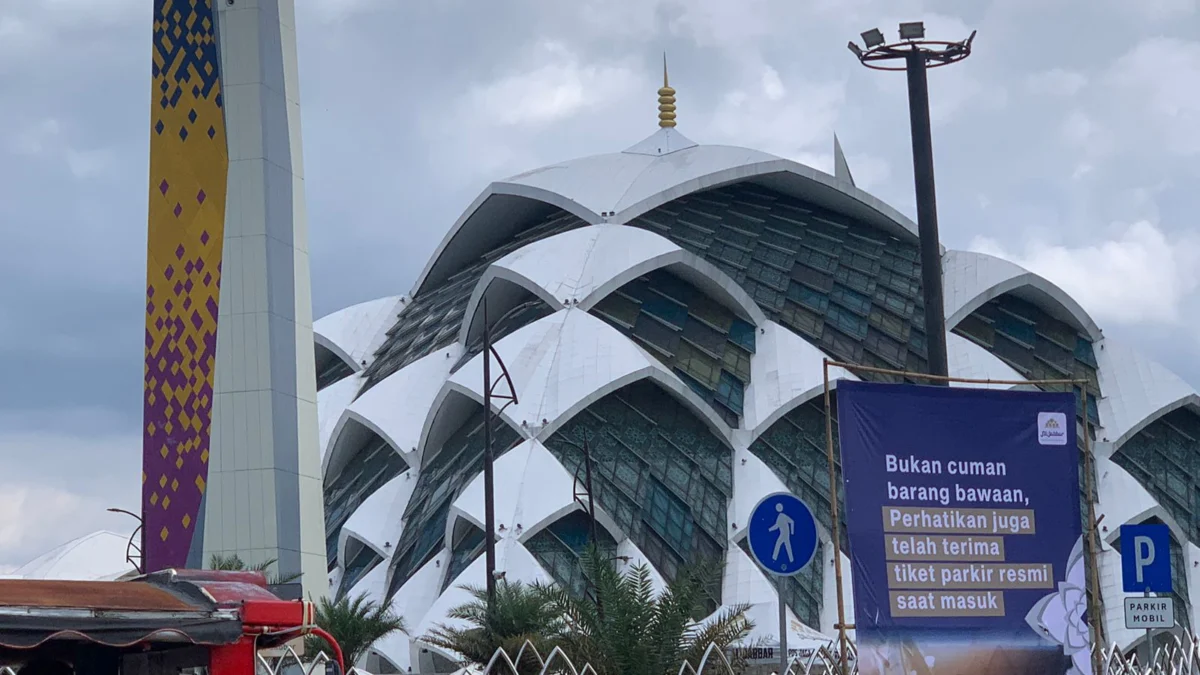 Imbas ramainya praktik pungli di Masjid Raya Al Jabbar, baliho-baliho imbauan parkir resmi banyak terpasang di kawasan tersebut (Sadam Husen Soleh Ramdhani / JE)