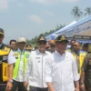Menko PMK Muhadjir Effendy saat menimjau progres perbaikan tol Bocimi di KM 64. Istimewa