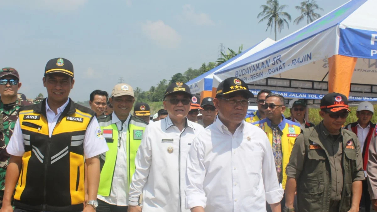 Menko PMK Muhadjir Effendy saat menimjau progres perbaikan tol Bocimi di KM 64. Istimewa
