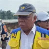 Menteri PUPR Yakini Proyek Tanggul Laut Efektif Atasi Banjir Rob di Semarang Menteri Pekerjaan Umum dan Perumahan Rakyat (PUPR) Basuki Hadimuljono, saat meninjau lokasi longsornya tol Bocimi. Riki/Jabar Ekspres