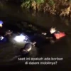 Petugas saat mengevakuasi mobil yang nyemplung ke sungai di Perumahan Pesonan Kahuripan, Kecamatan Klapanunggal, Kabupaten Bogor.