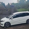 Kondisi kendaraan usai rodanya hilang saat terparkir di area pemakaman Kelurahan Genteng, Kecamatan Bogor Selatan, Kota Bogor, Rabu (17/4). (Yudha Prananda / Jabar Ekspres)
