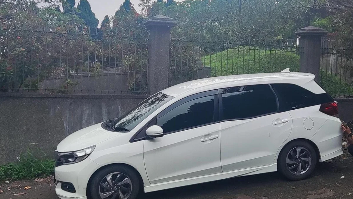 Kondisi kendaraan usai rodanya hilang saat terparkir di area pemakaman Kelurahan Genteng, Kecamatan Bogor Selatan, Kota Bogor, Rabu (17/4). (Yudha Prananda / Jabar Ekspres)
