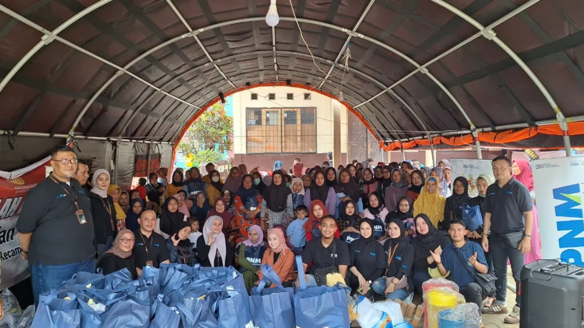 Peduli Untuk Berbagi: PNM Cabang Cimahi Berikan Bantuan Sosial dan Sarana Kebersihan Bagi Desa Cibenda