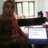 Kepala Bidang Tata Ruang Dinas PUTR Kota Banjar, Sulistyaningsih saat ditemui di ruang kerjanya belum lama ini menunjukkan proses rancangan Ranperda RTRW Kota Banjar. Pemkot menyiapkan 198,5 hektare lahan untuk kawasan industri. (Cecep Herdi/Jabar Ekspres)