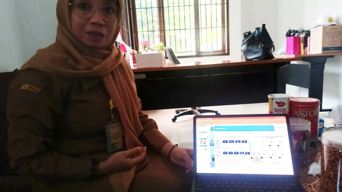 Kepala Bidang Tata Ruang Dinas PUTR Kota Banjar, Sulistyaningsih saat ditemui di ruang kerjanya belum lama ini menunjukkan proses rancangan Ranperda RTRW Kota Banjar. Pemkot menyiapkan 198,5 hektare lahan untuk kawasan industri. (Cecep Herdi/Jabar Ekspres)