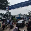 Suasana di Pintu Masuk Pasar Cicangkal, Kecamatan Rumpin, Kabupaten Bogor, Minggu (7/4).