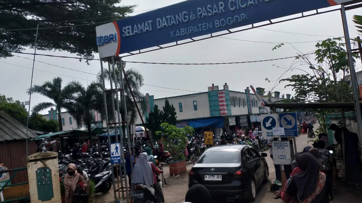 Suasana di Pintu Masuk Pasar Cicangkal, Kecamatan Rumpin, Kabupaten Bogor, Minggu (7/4).