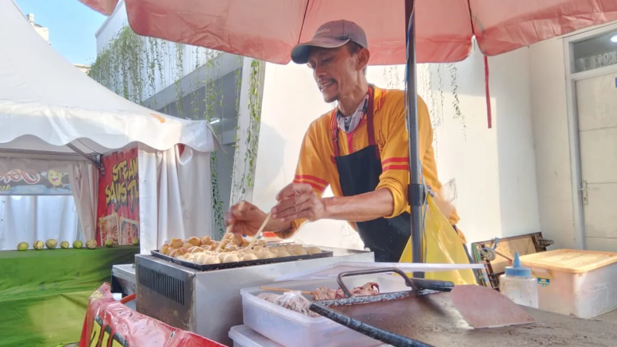 Geliat Pasar Malam Ramaikan Kota Cimahi Sebelum Idul Fitri Doc. Dede Salah Satu Pedagang di Pasar Malam yang Meraih Omzet Jutaan Rupiah Perhari (Mong)