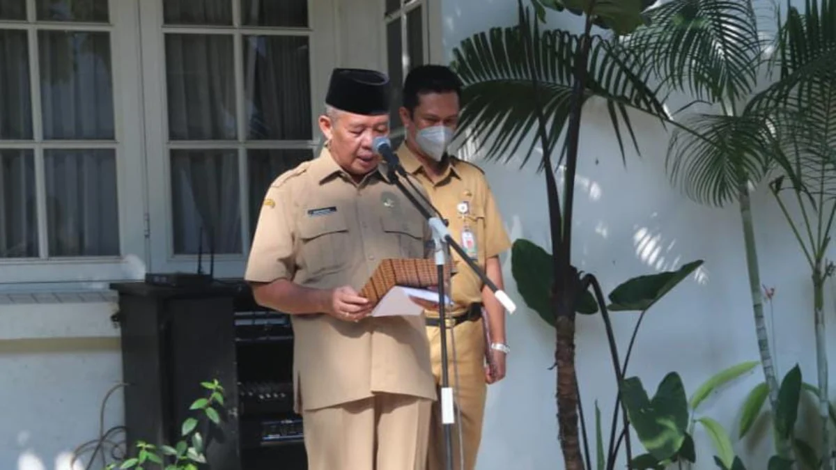 Sekertaris Daerah Burhandin saat memimpin apel hari Kartini. Foto : Sandika Fadilah/Jabarekspres.com