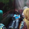 Hendra, pemudik asal Ciamis saat mendapat penanganan medis dari tim kesehatan pos pelayanan di Simpang Tol Padalarang, Bandung Barat. Senin (8/4). Foto Jabarekspres