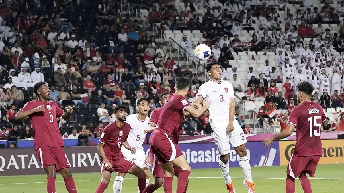 Dengan 9 Pemain Garuda Muda Harus Terima Kekalahan dari Tuan Rumah Qatar Pesepak bola Garuda Muda Indonesia Muhammad Ferarri (kedua kanan) menyundul bola saat melawan Timnas U-23 Qatar pada Kualifikasi Grup A Piala Asia U-23 2024 di Stadion Jassim Bin Hamad, Doha, Qatar (ANTARA)