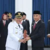 Pj Gubernur Jawa Barat Bey Mahmudin saat melantik Arsan Latif menjadi Pj Bupati Bandung Barat di Aula Barat Gedung Sate Bandung, Rabu 20 September 2023. Foto Instagram (Prokompim KBB)