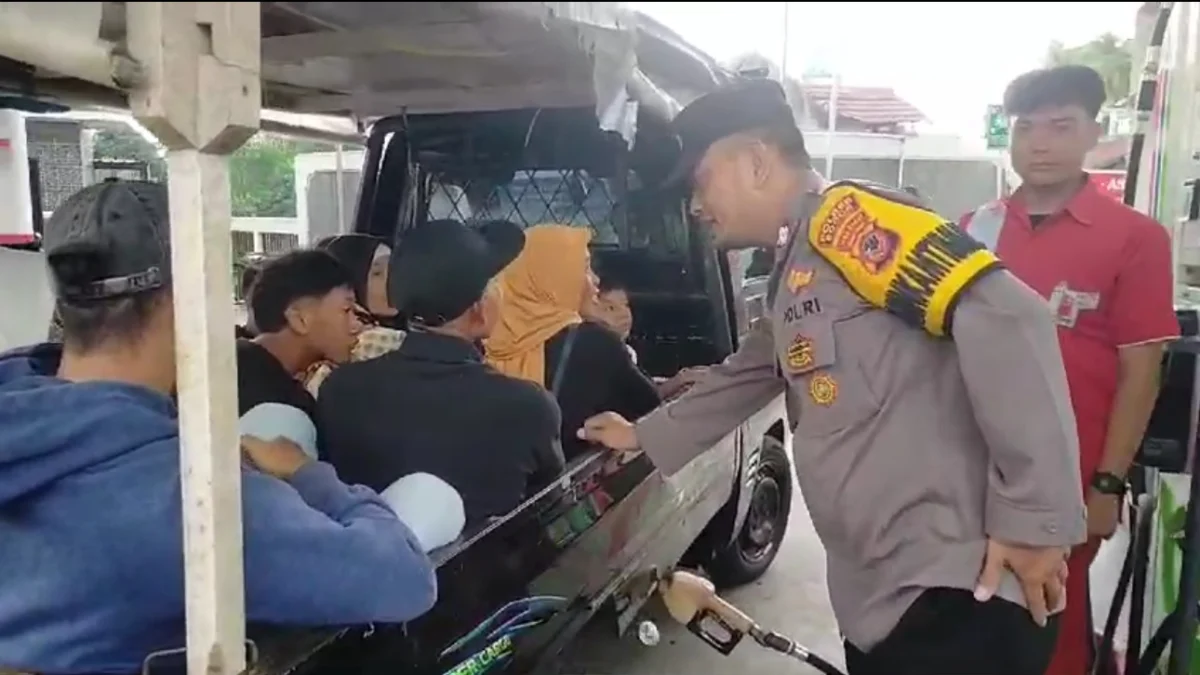 Polisi saat memberikan himbauan kepada para pengunjung. Foto : Dok Polsek Tamansari