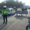 JALUR ALTERNATIF: Polres Garut saat memberlakukan one way pada momen arus balik Lebaran 2024.