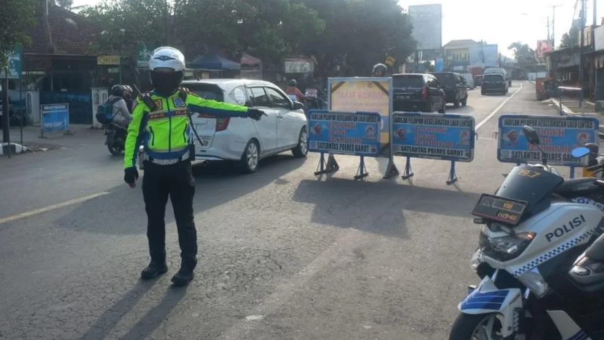JALUR ALTERNATIF: Polres Garut saat memberlakukan one way pada momen arus balik Lebaran 2024.