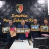 Kasat Reskrim Polres Sukabumi kota, AKP Baguspanuntun (tengah) beserta jajaran saat memperlihatkan barang bukti. Dok humas polres sukabumi kota