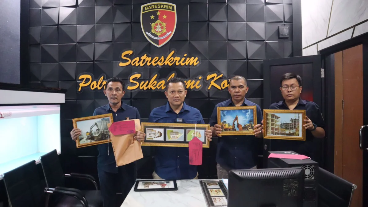 Kasat Reskrim Polres Sukabumi kota, AKP Baguspanuntun (tengah) beserta jajaran saat memperlihatkan barang bukti. Dok humas polres sukabumi kota