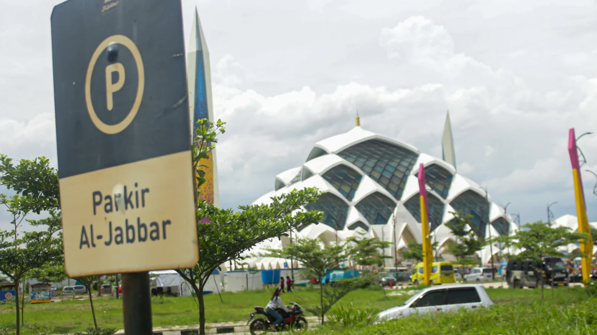 Rambu area parkir Masjid Raya Al-Jabbar, Gedebage, Kota Bandung. (Pandu Muslim/Jabar Ekspres)