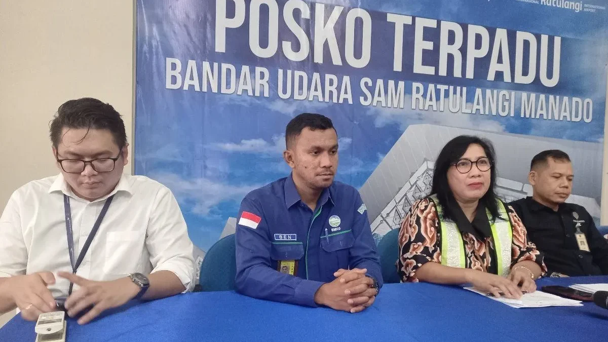 Akibat Erupsi Gunung Ruang, Bandara Sam Ratulangi Tutup Sementara GM Bandara Samrat Maya Damayanti bersama pihak Otban, BMKG dan maskapai saat jumpa pers dampak eupsi gunung ruang, di Manado, Kamis (18/4/2024). ANTARA)