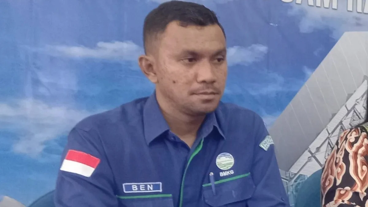 Koordinator Bidang Observasi dan Informasi BMKG Manado Ben Arther Molle, saat jumpa pers penutupan Bandara Samrat akibat abu vulkanik Gunung Ruang, di Manado, Kamis (18/4/2024). (ANTARA)