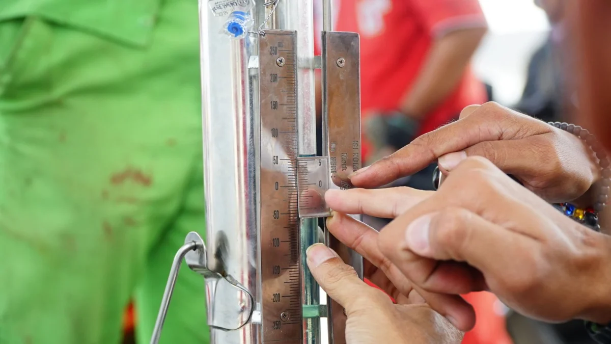 Unit Tipidter Satreskrim Polresta Bandung bersama Metrologi Kabupaten Bandung telah melaksanakan pengecekan terhadap ketersediaan bahan bakar di sejumlah Stasiun Pengisian Bahan Bakar Umum (SPBU) di wilayah tersebut. Foto Istimewa